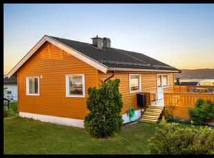 Pen enebolig med god intern beliggenhet i et barnevennlig område. Stor terrasse. Solrikt og suveren fjordutsikt. Garasje