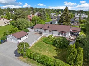 Romslig enebolig på stor, solfylt tomt. Dobbelgarasje, delvis overbygd syd-vestvendt terrasse og vannbåren varme! Må ses