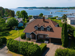 Staselig, stort hjem. Bader i sol med nydelig fjordutsikt. Grenser til stranden. Betydelig oppusset og innholdsrikt.