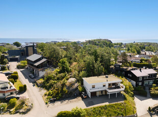 Stavern - Enebolig med fleksibel planløsning og oppussingsbehov. Naturtomt, integrert garasje og stor terrasse.