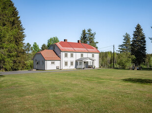 Stor, flott og solrik eiendom med ærverdig bebyggelse fra 1862. Godt vedlikeholdt enebolig med klassisk preg og 2 uthus.