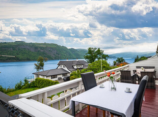 Flott topp- og endeleilighet med panoramautsikt! Takterrasse på 15,6m² med svært gode solforhold. Busstopp rett utenfor