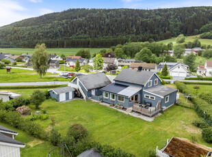 God beliggenhet på Byafossen. Stor flat tomt på 1.5 mål. Dobbelgarasje med innredet loft.