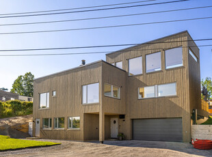 Hofstad - Flott nyoppført, arkitektegnet familiebolig med takterrasse - Enestående utsikt - Dobbelgarasje - Lave omk.