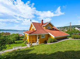 Nydelig enebolig med anneks & garasje rett ved fjorden - Utsikt - Solrikt - Ingen boplikt - Idyll