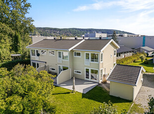 Attraktivt enderekkehus med god planløsning. Sentralt med kort vei til bl.a. tog og Gulskogen senter. Garasje. Terrasse.