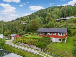 Enebolig på endetomt med sentral beliggenhet i et ettertraktet boligområde. Fin utsikt og gode solforhold!