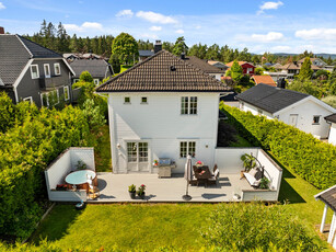 Flott og innholdsrik enebolig over 3 plan- Fantastiske uteområder med sol - Integrert garasje med lader - Familievennlig