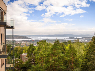 Innflytningsklar 3-roms m/høy standard i 8. etg. Sydvestvendt balkong med fantastisk utsikt over Oslo. Heis. Markanært.