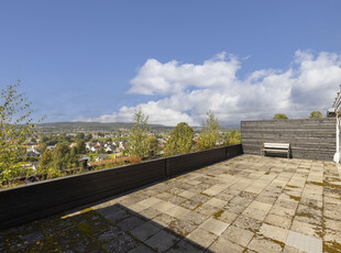 Lettstelt leilighet i populært bomiljø. Stor terrasse m/fantastiske sol- og utsiktsforhold. Garasje. Investeringsobjekt.