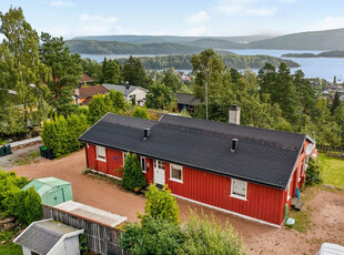 Lys og trivelig enebolig med fantastisk fjordutsikt | 2 stuer | 2 WC | Solrikt | Usjenert | Beligg innerst i blindvei