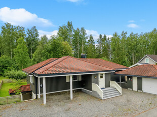 Sjarmerende og innholdsrik enebolig m/5 sov, 2 bad og 2 stuer | Garasje | Solrik terrasse | Unik bel. i barnev boligfelt