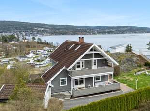 Sjarmerende og romslig familiebolig i idylliske omgivelser på Holm. Flott sjøutsikt og flere solrike uteplasser.