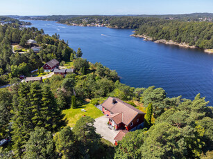 Sjelden mulighet! Utsiktseiendom på 4 mål med innholdsrik bolig, garasje, vannlinje med brygge og sjøbu! -Uten boplikt!