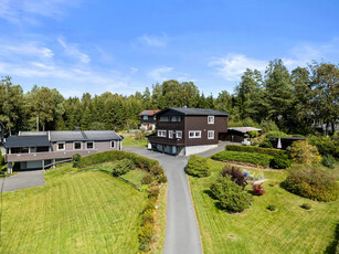 Skjærviken - Innholdsrik enebolig med gode solforhold, herlig hage og fin utsikt. Garasje og carport.