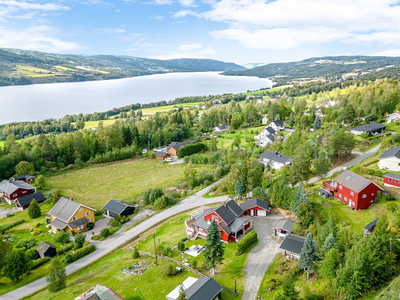 Enebolig med romslig tomt og landlig beliggenhet. Solrikt og god utsikt mot Randsfjorden. Barnevennlig.