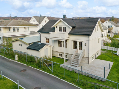 Innbydende & flott hus fra 2009 m/sentral beliggenhet. 3 bad. Godkjent 3-roms utleiedel. Balansert ventilasjon. Garasje