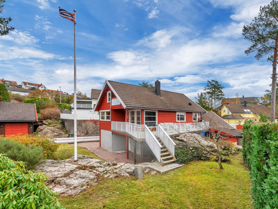 Innholdsrik og innbydende enebolig - Godt opparbeidet tomt - Mye Sol - Dobbel garasje - Barnevennlig område!