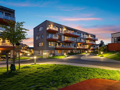 Moderne 3-R fra 2019 (74kvm) - Balkong på 8m² - Garasjeplass m/lader - Heis - Fjernvarme - IN ordning