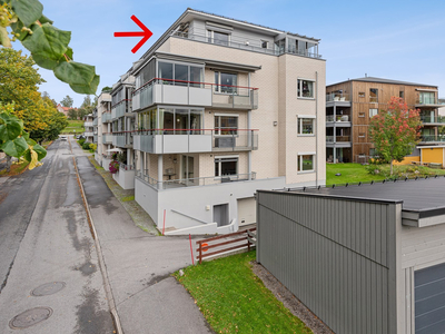 Pen 4-roms toppleilighet i sentrum * 2 bad * Heis og p-plass i kjeller *Solrik terrasse