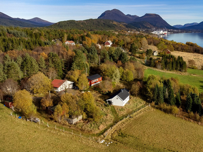 Skjermet og fint beliggende småbruk med egen strandlinje og tomt på 124 dekar. Flott utsikt mot fjord og fjell.