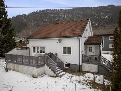 Enebolig med tre soverom beliggende i et etablert boligområde på Solbergmoen. Garasje.