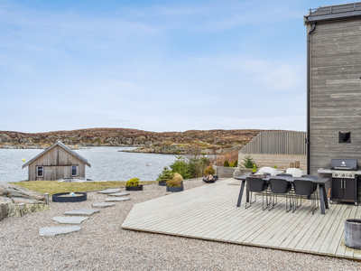 Fin familiebolig med idyllisk beliggenhet ved sjøen - Nydelig utsikt - Store terrasser - Mulighet for båtplass