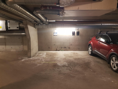 Garasjeplass - Grunerløkka - Romslig parkeringsplass med opplegg for elbil lader