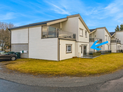 Innbydende 2-roms selveierleilighet på bakkeplan // Solrik terrasse på 8,4m2 - Parkering i carport - Utendørs sportsbod