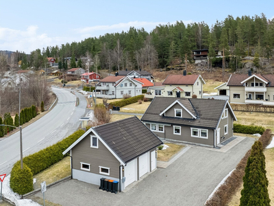 Innholdsrik enebolig med barnevennlig beliggenhet | Solrike uteområder | Fire soverom og to bad | Dobbelgarasje!