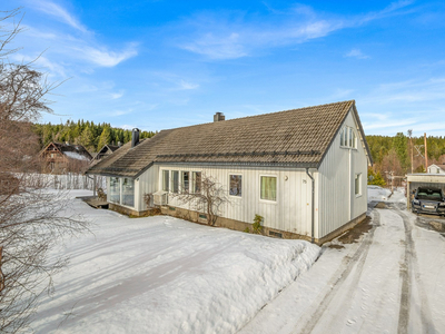 Innholdsrik enebolig på 266m² BRA på Ugla | Bymarka som nærmeste nabo | Moderniseringsbehov | Carport og stor hage