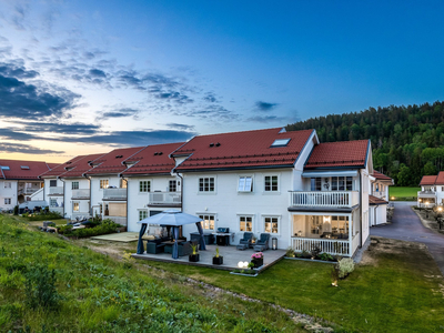 Lekker og romslig leilighet i enden av rekken - Solrikt - 2 stuer og spisestue - 3/4 sov og 2 bad - Carport med lader!