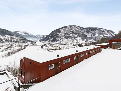 Lettstelt og praktisk rekkehusleilighet over 2 plan med parkering i carport. Kort vei til Otta sentrum og flott utsikt!