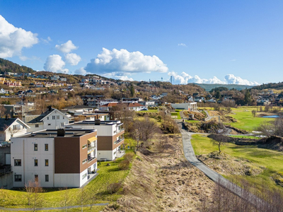 Lys, lekker og delikat leilighet| 3 soverom, 2 bad og vaskerom| Terrasse og hage| Sol fra tidlig morgen| Garasje