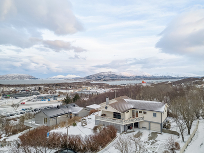 Romslig enebolig på Sandnes over to plan // Hybeldel i u.etg. // Gode solforhold | Dobbelgarasje & el-bil lader