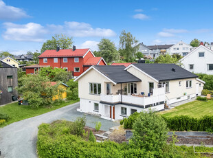 Enebolig med utleie - Flott utsikt - Garasje - Hage - Gode solforhold.