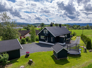 Innholdsrik enebolig i meget idyllisk og usjenert område - 1,1 mål tomt - dobbelgarasje - kort vei til sentrum/skole/bhg