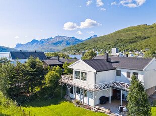 KALDFJORD - Flott enebolig med utleiedel - Romslig tomt - Gode sol og utsiktsforhold - Parkering i garasje