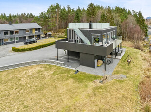 Moderne enebolig med familievennlig beliggenhet | Byggeår 2016 | To bad | Takterrasse og veranda | Carport