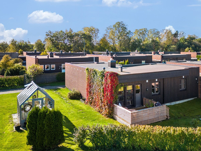 Attraktivt og innbydende atriumhus med muligheter for 'alt på en flate'. Solrik tomt med sjarmerende orangeri. Carport.