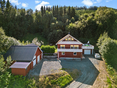 EIENDOM MED LANDLIG BELIGGENHET OG DOBBELGARASJE | Flott utsikt| 4 soverom | Tomt på ca. 1,6 mål.