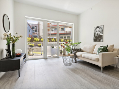 Flott og moderne 2-roms eierleilighet fra 2022 sentralt på Kronstad - Sørvendt og solrik terrasse - felles takterrasse