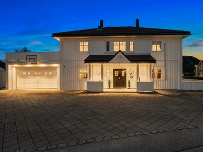 Herskapelig villa på Sommerro. Svært påkostet bolig med høy standard. God takhøyde! Vannbåren varme. Dobbelgarasje!