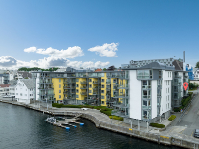 Innholdsrik 3-roms eierleilighet med utsikt til Karmsundet fra sørvendt terrasse. Heis, garasjeplass og el-bil lading