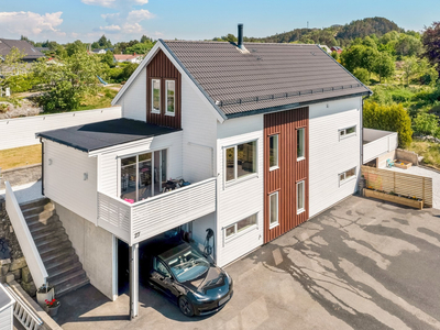 Enebolig med carport. 5 soverom, loftstue og 2 bad. Flott hage med gode solforhold. Barnevennlig og usjenert beliggenhet