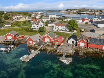 Meget flott, oppgradert og påbygd sjønær eiendom på Langøya! Naust og brygge