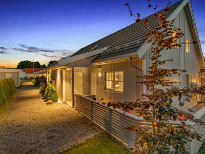 Moderne, familievennlig og velholdt del av tomannsbolig. Solfylt, svært velstelt hage med omfangsrik terrasse. Garasje.