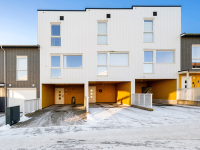 Nydelig og innbydende rekkehus over tre plan med solrik uteplass og parkering i carport.