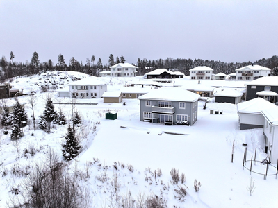 Pen og påkostet enebolig fra 2019 med bergvarme, stor terrasse og hage - Fantastisk usjenert utsikt og gode solforhold!