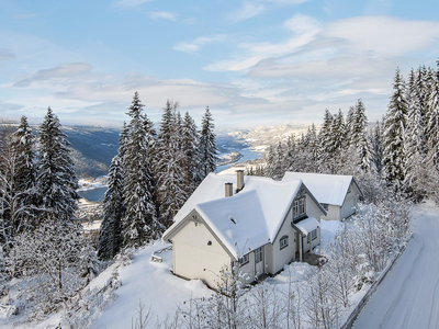 Pen og velholdt familiebolig fra 2002 | Garasje | Gode solforhold | Utsikt | Nær Hafjell